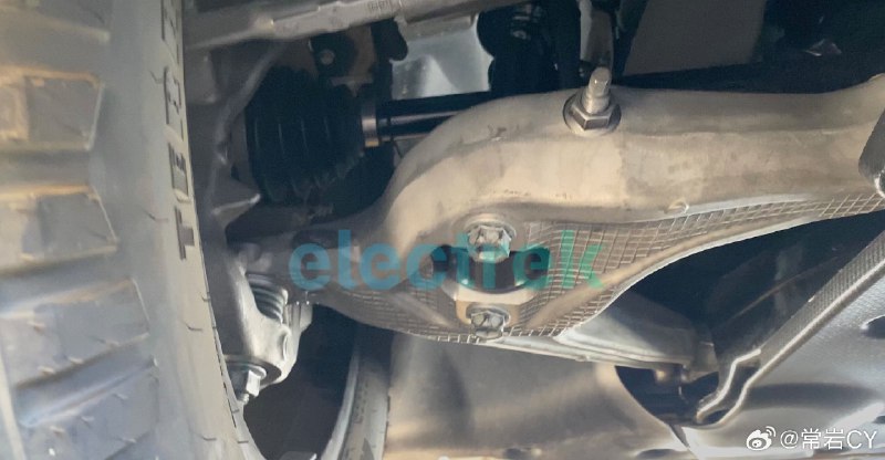 Cybertruck悬架与底部结构电池包特写，大家可以看看这用料的结实程度怎么样。配图