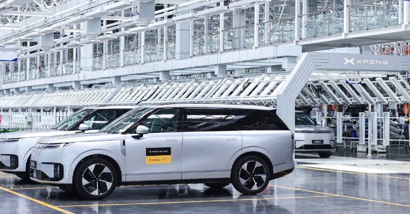 小鹏汽车下线首款量产Robotaxi，国内首家配图