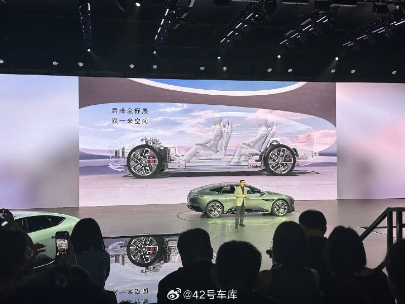 为了增加后排空间，阿维塔 12 的后排落脚处采用了下凹设计，下凹高度为 45 毫米。配图