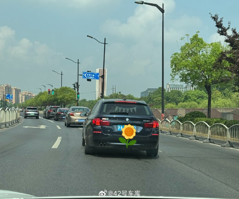 稀客呀，见到了会动的宝马 5 系瓦罐[二哈]应该有 10 年了，保养得还是很好，不过二手市场热度好像一直不如 3 系瓦罐。配图