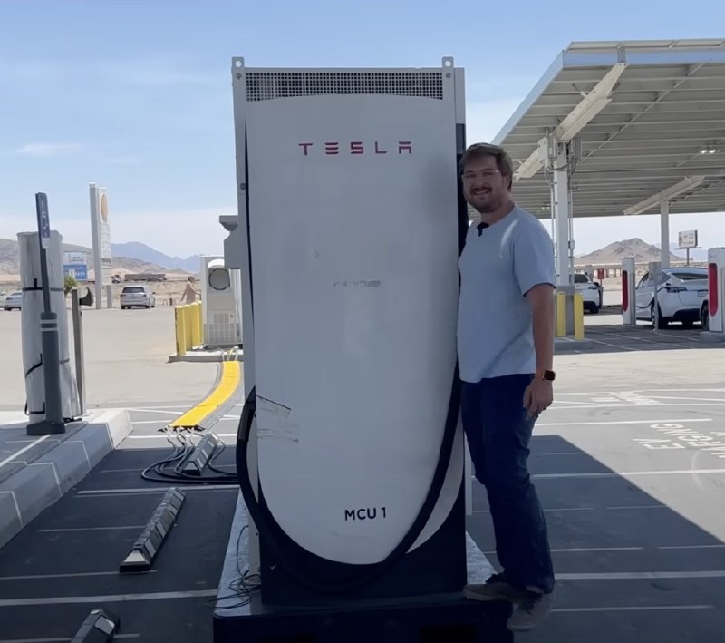 Great video of @itskyleconner from Out of Spec next to the Tesla Semi Charger. It's MASSIVE!配图