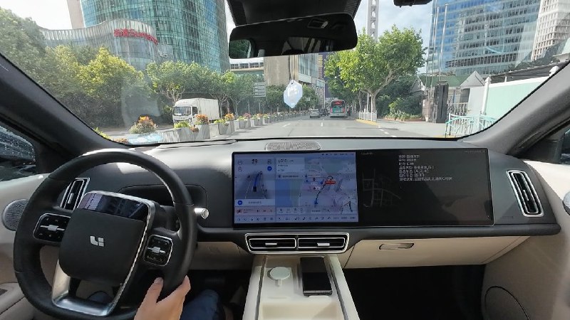 目前理想这套城市 NOA 在通行效率上还是很高的。像是这种复杂的环岛场景也能顺利通过，并且在操作上已经很类似人驾了。 #42how##新能源汽车##理想城市noa#配图