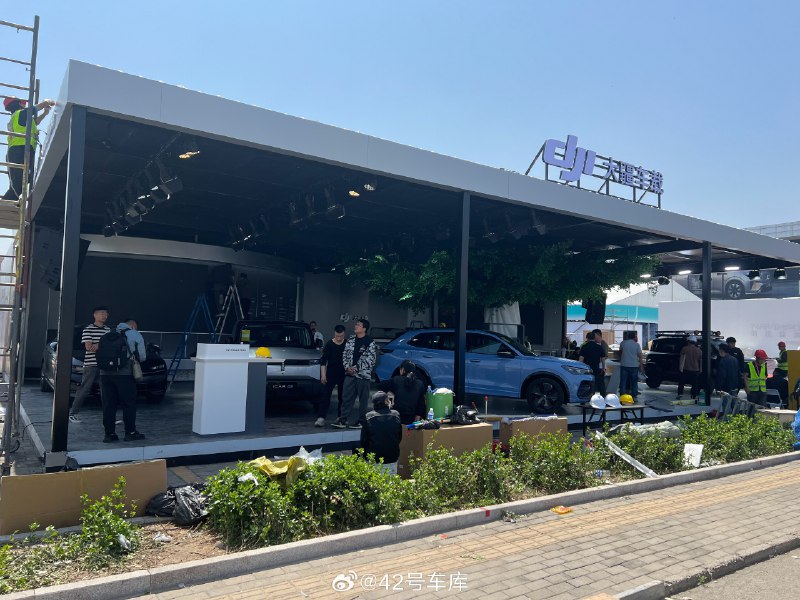 大疆这次北京车展也搭建了展台，看台上摆的车，边上放了一辆全新的一汽大众迈腾，看样子不光上汽大众用上了大疆的智驾方案，一汽大众也用了[doge]配图