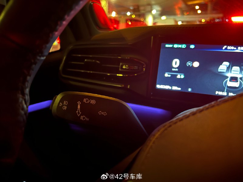 来分享一个这台老 ES6 最让我想吐槽的,就是这个自动远光的开启方式,拨杆往前推是打开,但是路上但凡你想拨下远光闪一下前车,自动远光就退出了,陷入了一个死循环,好在 NT2 的产品已经改过来了。配图