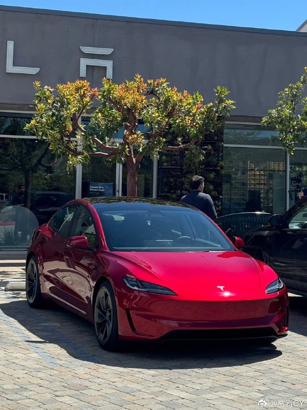 这是到现在为止最全的 Model 3 Ludicrous 的各角度无死角照片汇总。配图