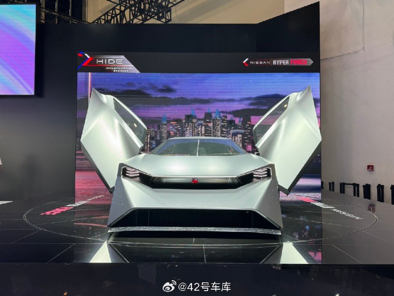 日产的展台，展示了一辆名为 HYPER FORCE 的纯电概念车，最大输出功率可达 1,000 千瓦。配图