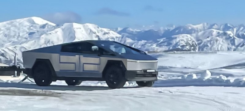 NEWS: Tesla Cybertruck spotted towing in the snow in New Zealand.配图