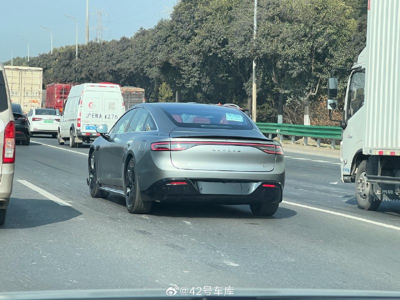 第一次在路上见到智界 S7，而且还是最帅的霜月银加选了 21 寸锻造圈的版本，基本上就是把广告车直接开回家了…挂着临牌应该也是刚提车，现在定智界 S7 不知道要等多久，有最近订车的朋友么？配图