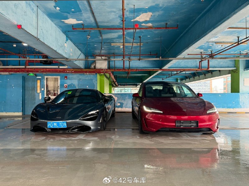 真 Model 3 和假 SU7😂特别是摆在一起看，越发感觉造纯电超跑真的难配图