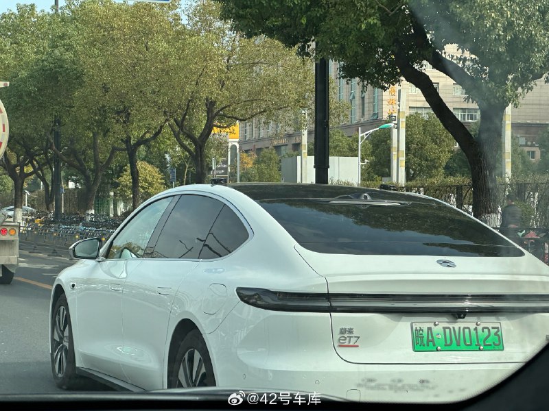 一辆蔚来 ET7 出现在上海不奇怪，但是顶上有俩雷达挺奇怪，有认识的大家伙看看这是啥设备嘛？配图