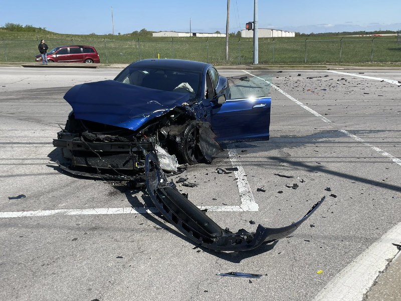Follower sent me these. 2020 Model S. Inattentive driver ran through a red light 20 mph over the speed limit. The car spun around more than 180°配图