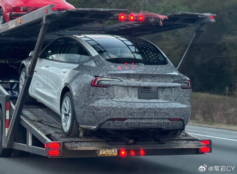 有人拍到了一辆还带有伪装的全新Model 3，看轮毂很Performance。配图