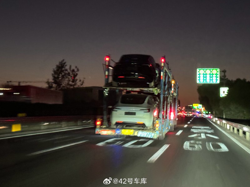特斯拉 Model 3 焕新版尾部真的好高,加上角度有点倾斜,恍惚间还以为 Model Y配图