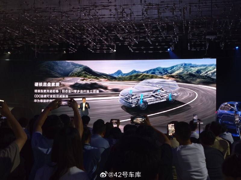 问界新 M7 Ultra 全新升级 CDC 连续可变阻尼减振器，针对不同使用场景，悬挂软硬自动调节。配图