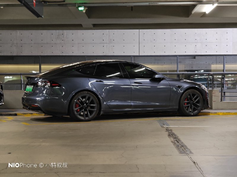 Model S 这侧颜真的可以，这么多年了还是帅。😄配图