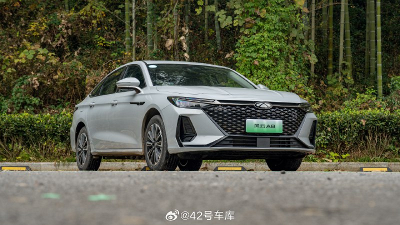 上周去试驾了奇瑞风云 A8，这车定位是紧凑型的插电混动轿车，奇瑞定的目标是去跟比亚迪秦 PLUS 和银河 L6 竞争。配图
