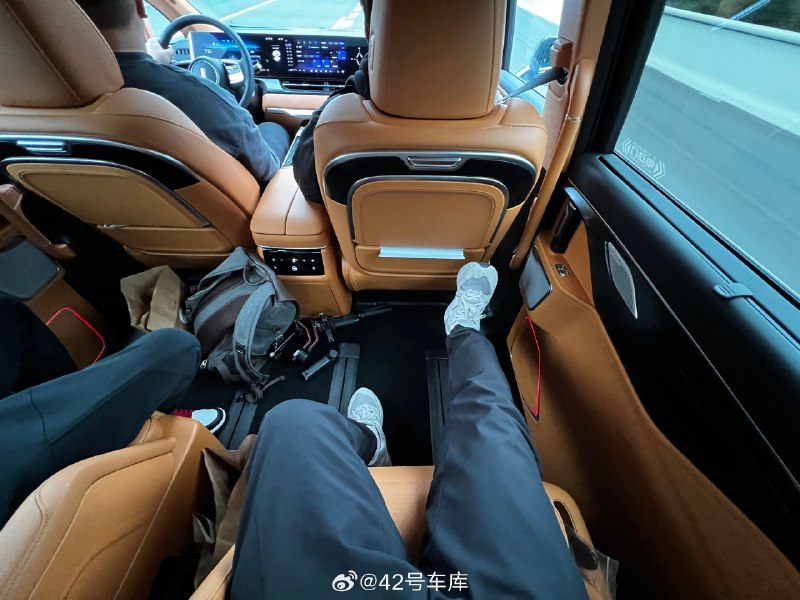 魏派高山行政加长版增加的空间基本全在尾部，二三排的腿部空间非常可观，并且因为共用滑轨所以可调的范围非常大，第三排也能跷二郎腿。配图