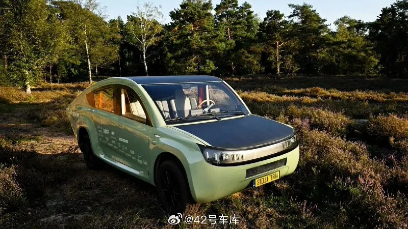 太阳能汽车 Stella Terra 在撒哈拉沙漠周边成功行驶 620 英里（约 997.79 公里）。配图