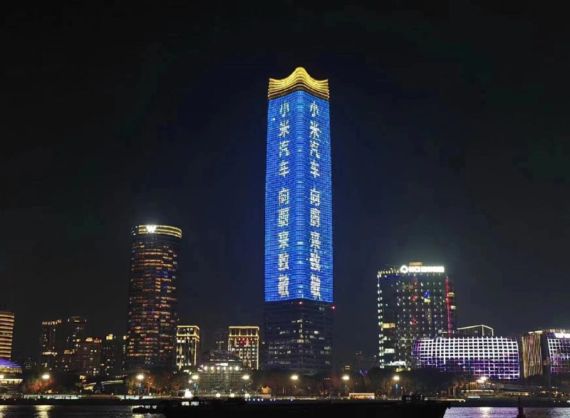 上午的海报用小字致敬还能接受。这样的户外广告（如果真实），对我来说就纯属生硬制造话题蹭热度，很不喜欢。配图