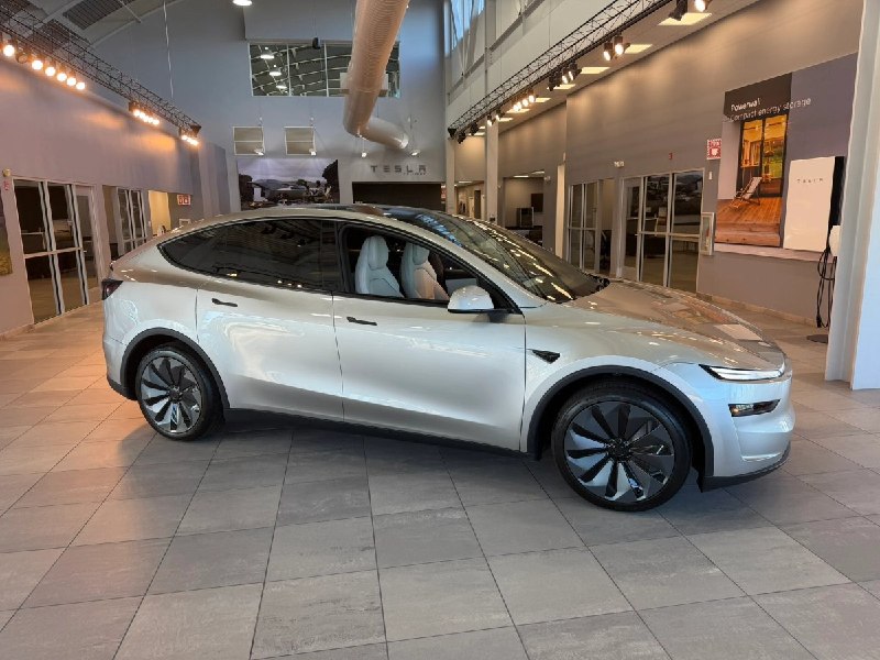 特斯拉 Model Y L 长轴版 Launch Series 开始在门店展示配图