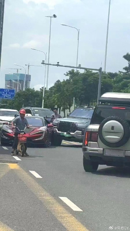 这可能是，最值得仰望的一次交通事故……配图