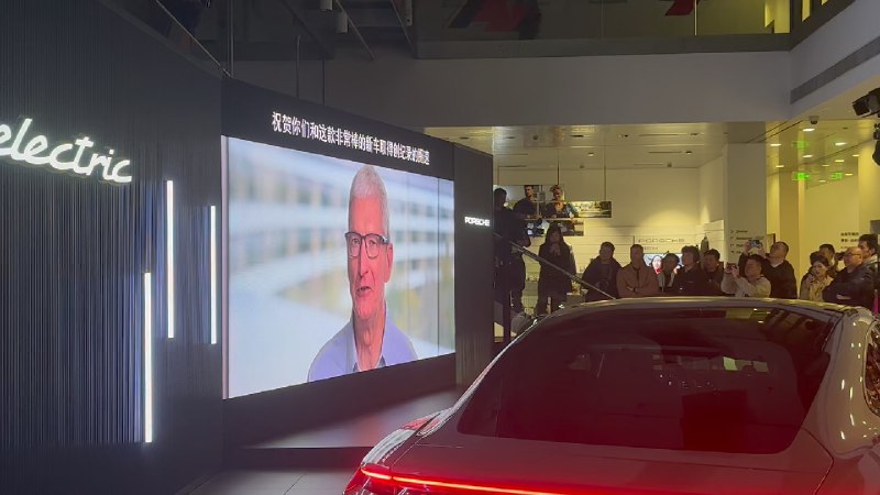苹果和保时捷达成了合作，Apple Vision Pro 上会上线保时捷赛道应用程序。配图