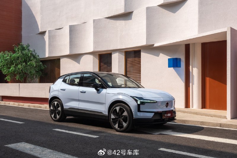 发一些沃尔沃 EX30 的外观图。配图