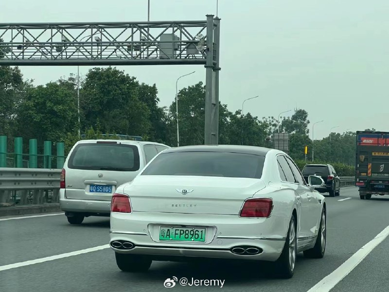 不能再同意[doge]这个是之前在群里看到的白色劳斯莱斯闪灵。要知道这辆车售价 575 万啊… 查看图片配图