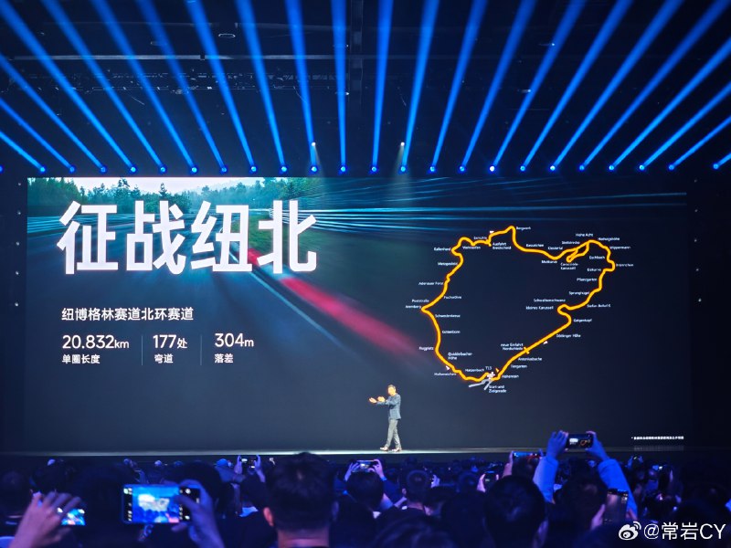 在我已经到了最困的时候，雷总和他的 SU7 Ultra 来了。配图