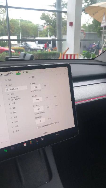 以前也这感觉，现在适应了完全没感觉。倒车也是油门精准控制。//@无穷循环:保持模式，倒车的时候非常反人类，容易出事儿，特斯拉这是还嫌自己没被喷够配图