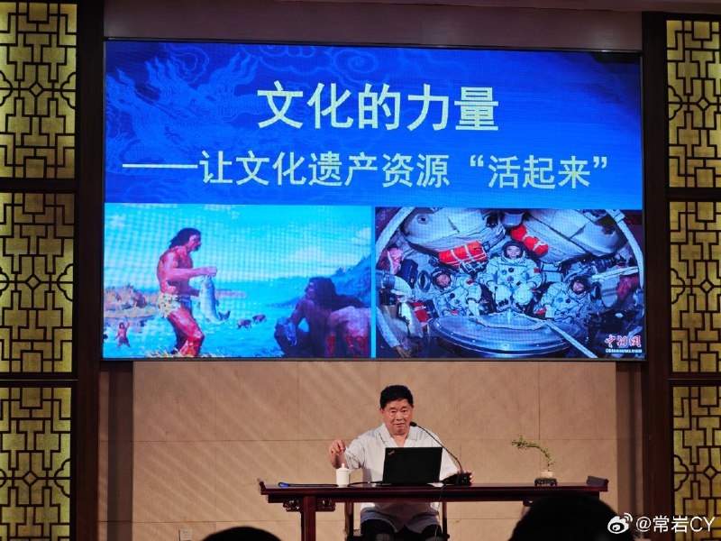 刚刚连着听故宫博物院第六任院长单霁翔先生讲了两个小时的非遗保护议题的讲座。配图