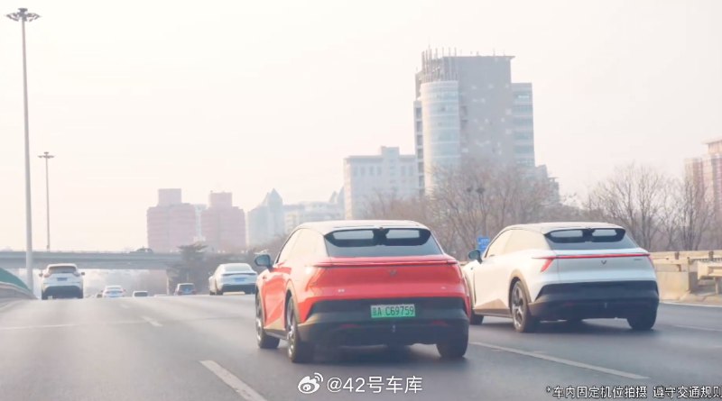 橙色和白色的极越 01 同时出现在了直播镜头中。配图