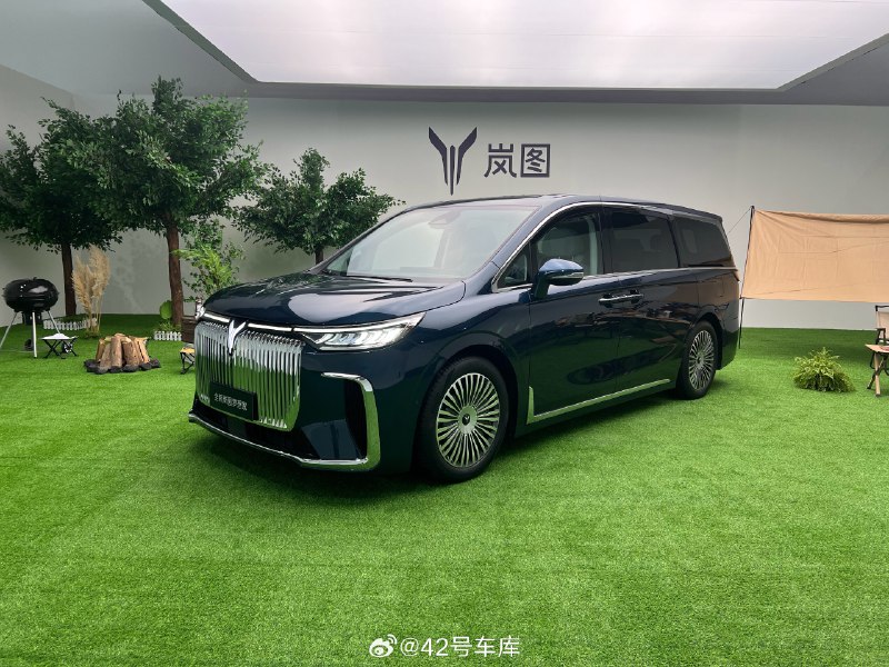 给大家看一下全新岚图梦想家，这次在外形上新梦想家没有太大的改动，基本上跟现款差不多。配图