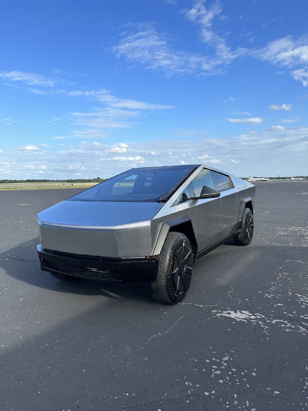 No external @Tesla badges or lettering. It's a rolling advertisement.配图