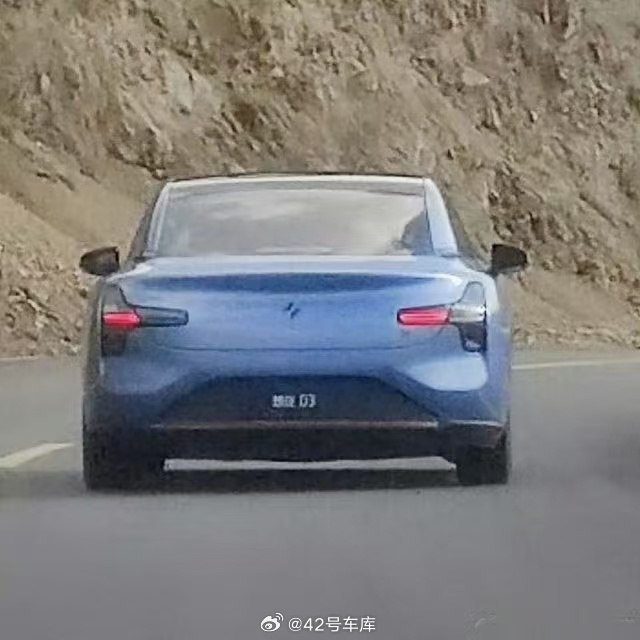 传闻是小鹏 MONA 的图片流出来了。配图