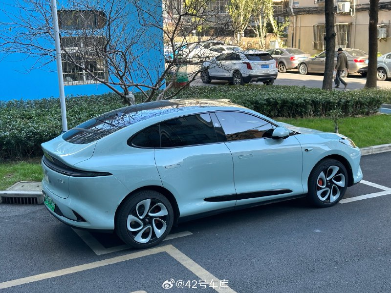 小区楼下捉到了一台野生的智己 LS6，现在能提车的说明订车确实挺早的。不过这个莫奈青的外观配同色轮毂我还是第一次见，我是那种不喜欢花里胡哨的颜色的，但实车观感竟然还不错。这么个车丢在车展展台里可能没什么感觉，但是丢在小区里还挺吸睛的。配图