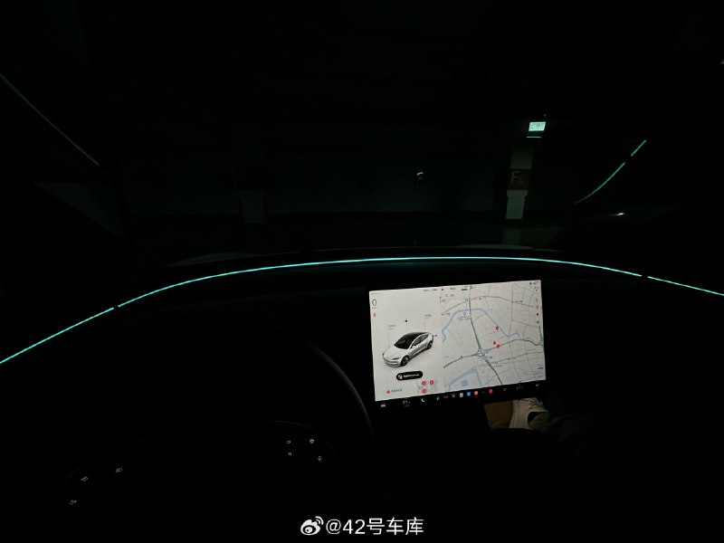 在地库里试了试全新 Model 3 的氛围灯。亮度很高而且发光也比较均匀[雪糕]配图