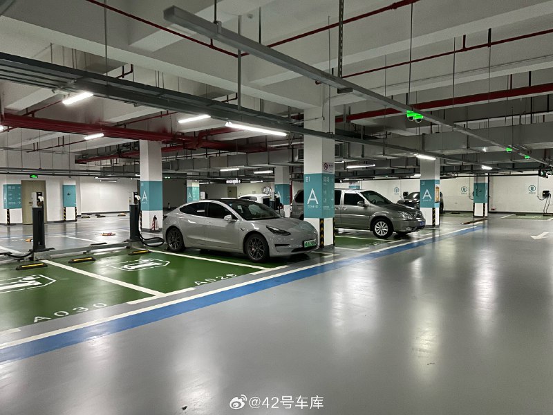 周末去逛个商场,正好找了个充电区域随手补能。车位涂有绿色标志的就是充电车位,很好辨别。配图