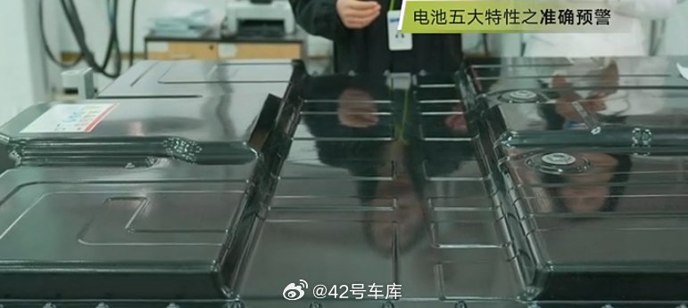 据阿维塔电池专家马杰介绍,阿维塔 12 电池内部采用了专门的气压传感器,可以 24 小时持续监控电池状态,并搭配 BMS 系统一起使用,如果出现危险,可以在 30 秒内向车主发出预警。配图