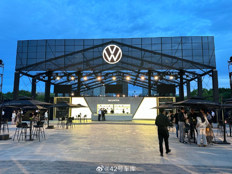 大众在国内第三家合资公司，大众安徽的首款车型 ID.UNYX 与众即将上市发布。发布会现场特别热闹，除了大众德方特别重视，来了非常多高层之外，安徽合肥政府也十分重视这场发布会。首款车型来自 MEB 平台，定位 A 级跨界溜背 SUV，大家觉得售价多少会比较合理？配图