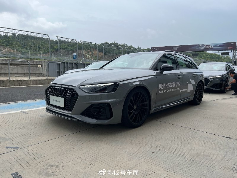 昨天是 V8，今天换成 V6 场了，RS 4 这个涡轮增压听起来有股子机械增压的味儿，很有意思。视频封面
