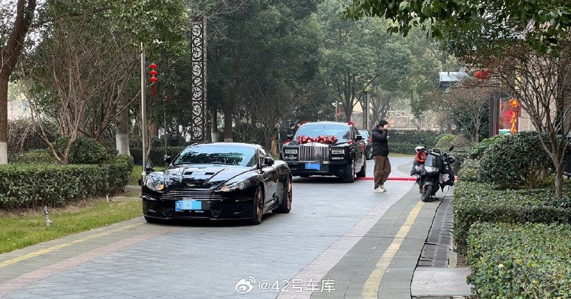 隔壁有人结婚，看到搞了一辆 DBS 和幻影。配图