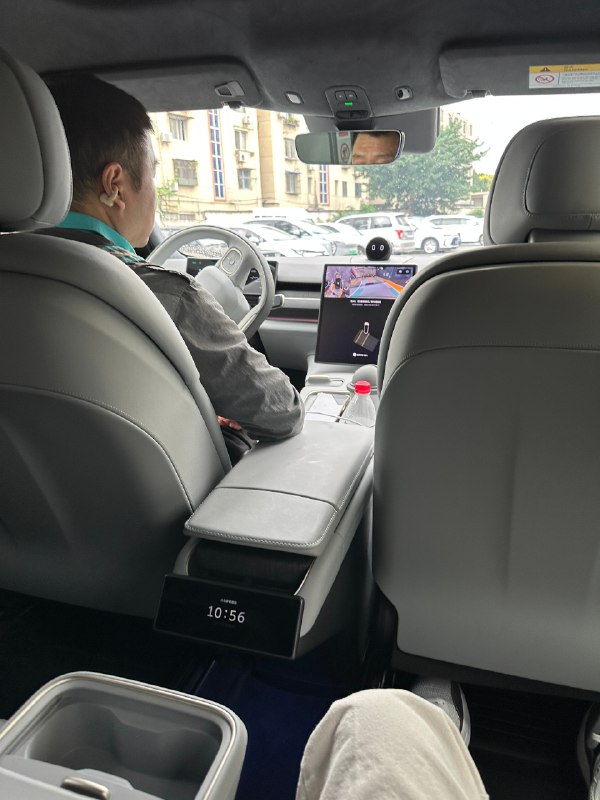 最近事情有点多，喊了个代驾帮我开车去浦东，然后刚好没电就让师傅开去换电。配图