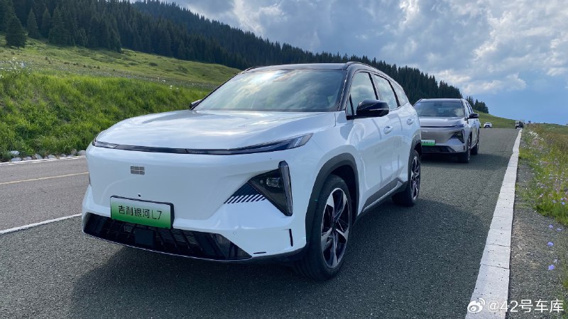 吉利银河 L7 白色和灰色实拍，大家觉得哪个颜色更好看？配图