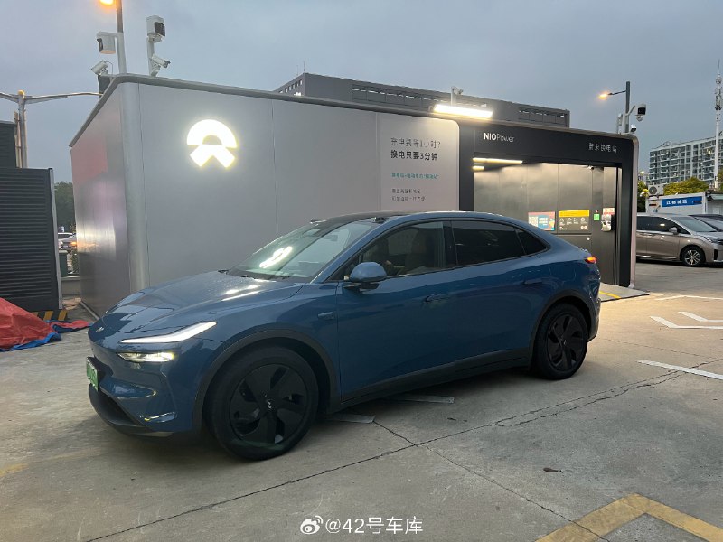 刚开着乐道 L60 去换了个电，目前公司附近有两个站支持，1 个三代升级，还有 1 个四代站，每个站目前还是只有 1 块电池，但都不算太近，如果不是为了特地去换一下，我应该会选择在公司楼下充。不过好在现在乐道交付也不多，去换暂时不用等。配图