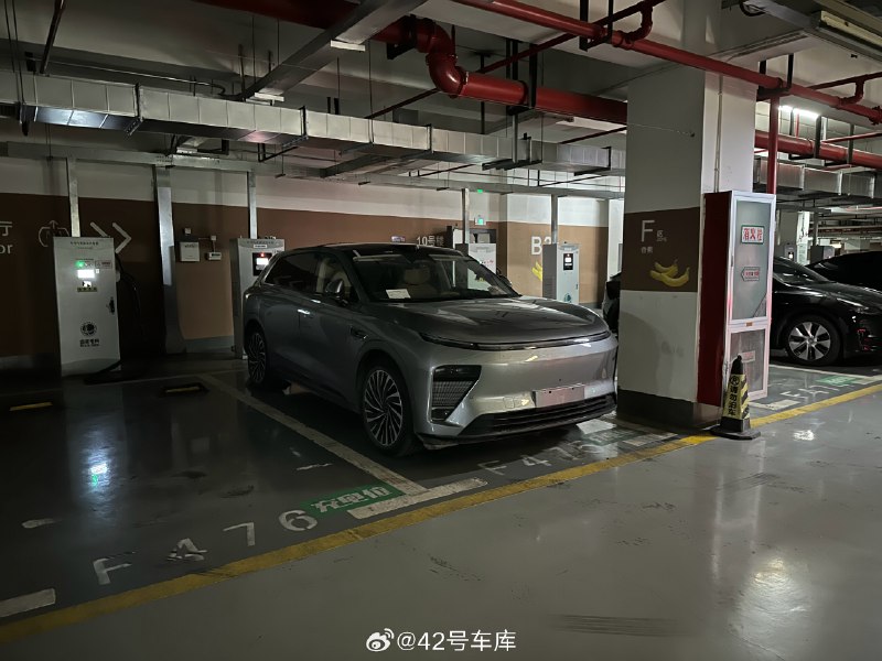 在地库偶遇一台奇瑞星途星纪元 ET，没想到 5 月头刚刚开启角度的，这么快就遇见提车的了。结果跑进一看，是智能驾驶的测试车辆，根据信息来看目测是在做高精度地图的测试，看来接下来奇瑞的城市领航也快要跟我们见面了。配图