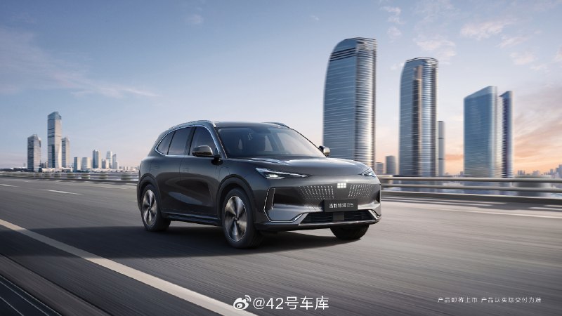 吉利银河 E5 今天开启预售，预售价 12.3 万元 - 15.7 万元，共有 5 个版型：配图