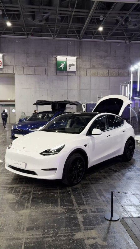 特斯拉开始在欧洲市场销售 7 座版 Model Y。配图