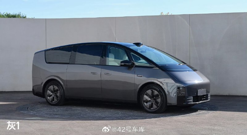 没有伪装，直接上理想 MEGA 实拍，图片来自厂长微博。配图