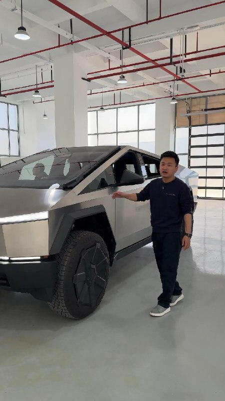 哈哈哈，各地标准差异。我看有些城市都踹上、睡上了[允悲]//@南哥说车:北京连摸都不让摸，六个保安护着。一米警戒线拉着。。。我踏马第一次拍摄感觉到我仿佛是来偷车的。。。。。 特斯拉区别对待啊配图